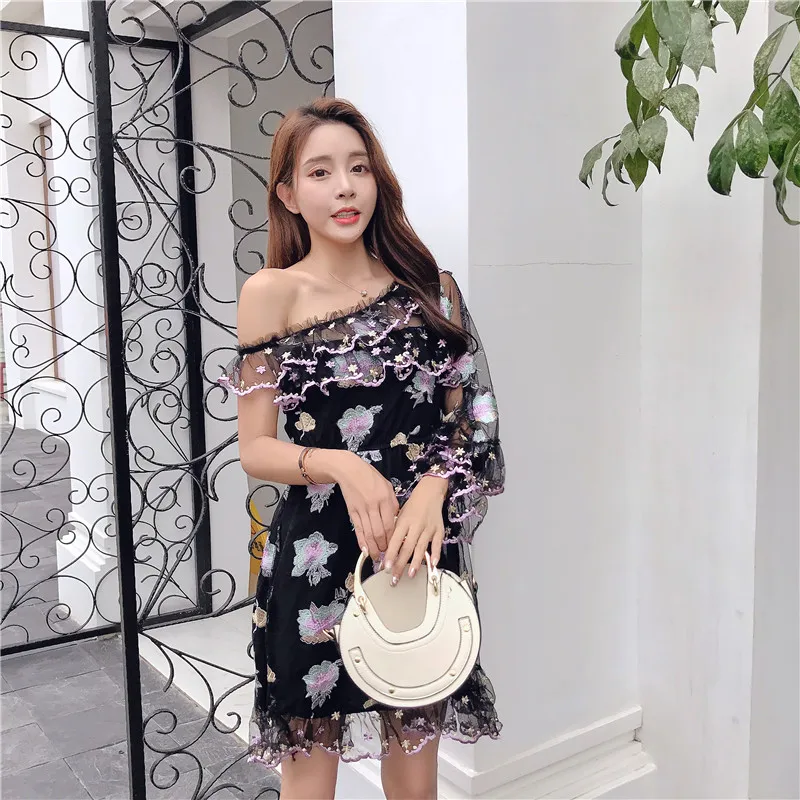Женское летнее платье с оборками на одно плечо милое кружевное короткое