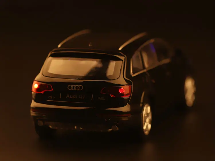 Точная имитация эксклюзивный коллекционный игрушки: Caipo автомобильный Стайлинг Q7 роскошная модель SUV 1:32 модель автомобиля из сплава со звуками и светом