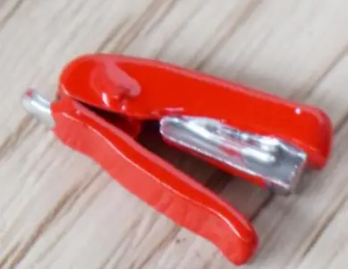 1pcs stapler red Моделирование мини-какулятор степлер Канцтовары для 1/12 миниатюрный кукольный домик Декор Мебель подходящие аксессуары Игрушка - Цвет: 1pcs stapler red