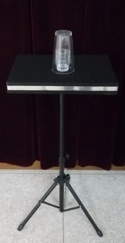 Стеклянный стол и монета в стекло-пульт дистанционного управления с чехлом для