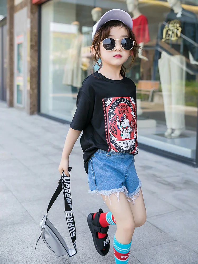 Черно белая футболка с принтом летняя короткими рукавами для девочек на день