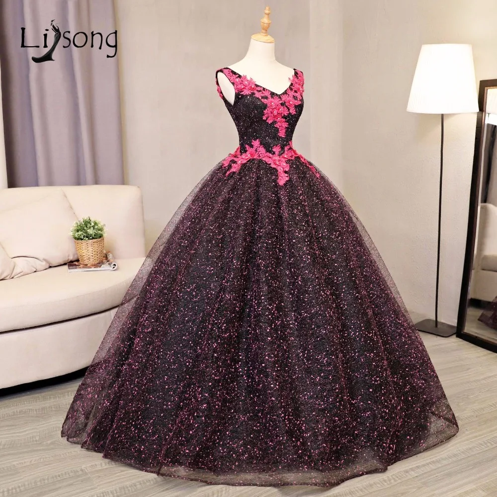 Вечернее бальное платье без рукавов с аппликацией цвета фуксии и черного