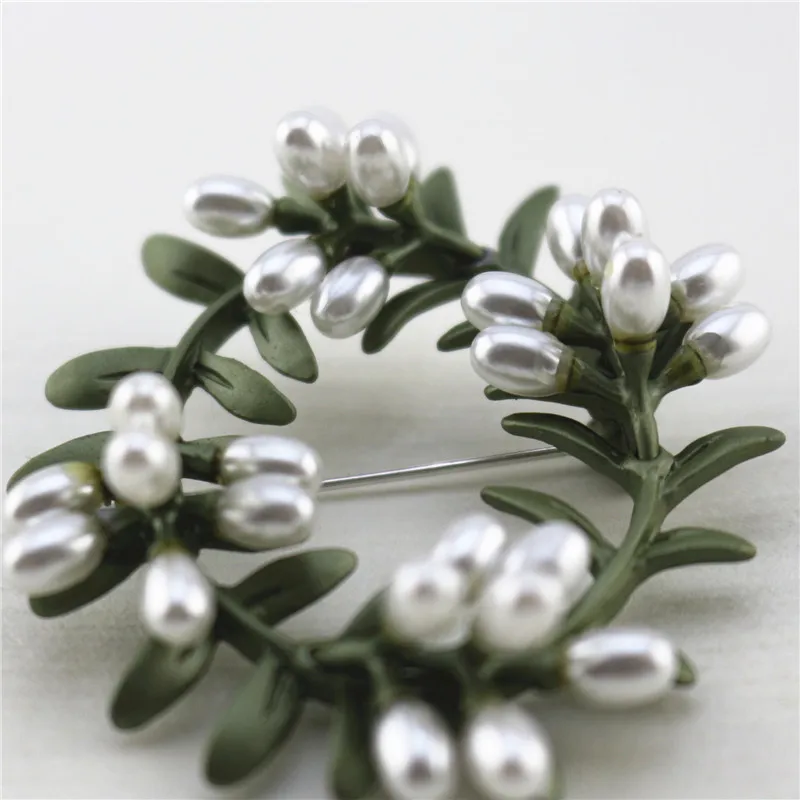 New European and American retro style exaggerated green baking paint inlaid imitation pearl alloy brooch | Украшения и аксессуары