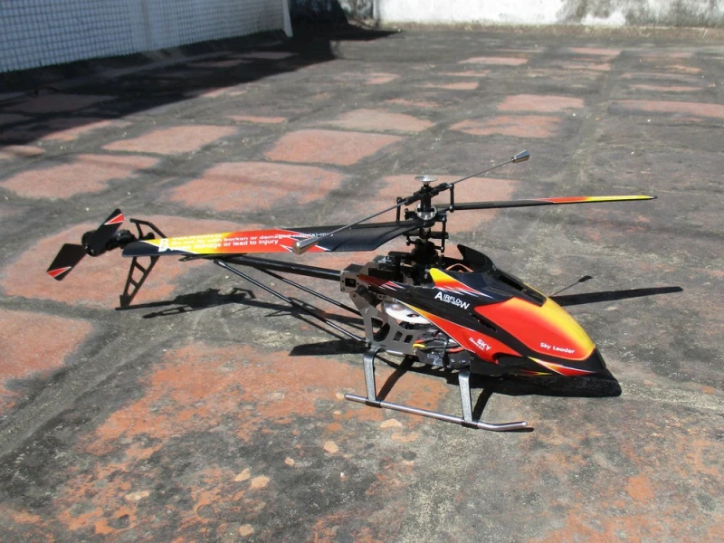 Бесщеточная версия RC вертолет RTF V913 4CH 70 см 2 4 ГГц Встроенный гироскоп rc игрушки