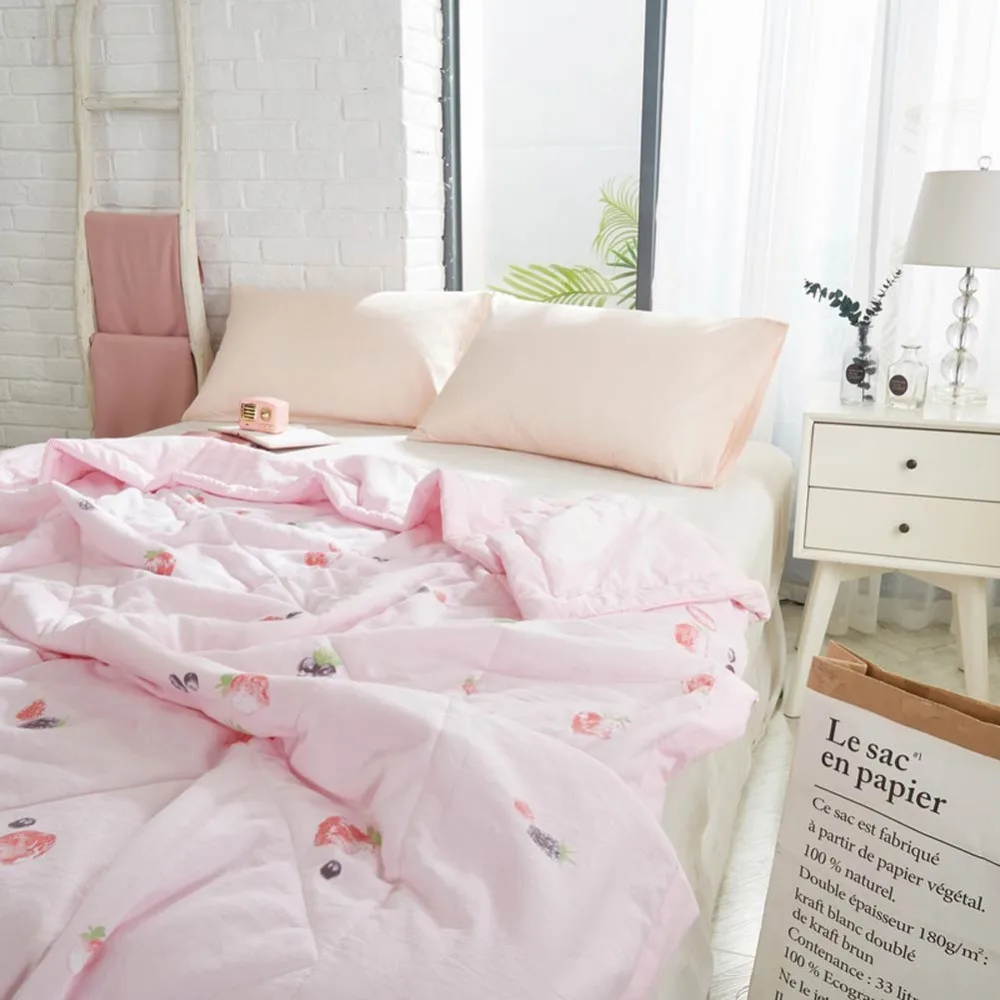 Стеганое одеяло из полиэстера с розовой клубникой тонкое летнее стеганое размер