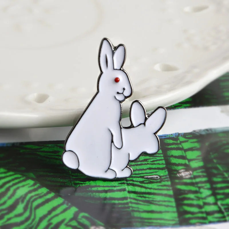 Брошь в виде белых кроликов FR2 эмалированная металлическая пряжка злого