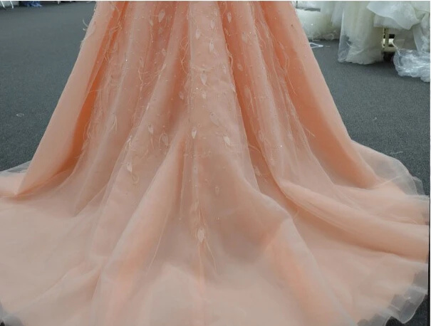 Женское вечернее платье с открытыми плечами Lovley длинное фатиновое перьями