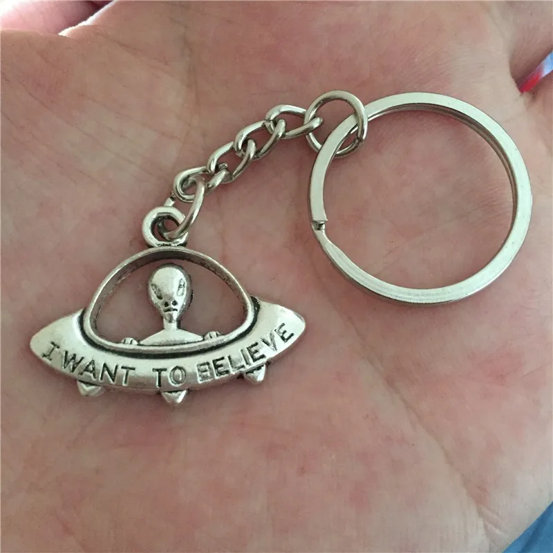 Цепочка для ключей с подвеской в виде НЛО и инопланетянина|Брелоки| |