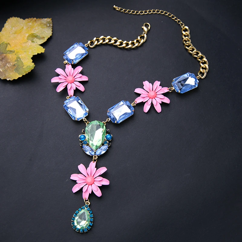 Изящное золотистое колье с розовым цветком и длинной подвеской зеленое