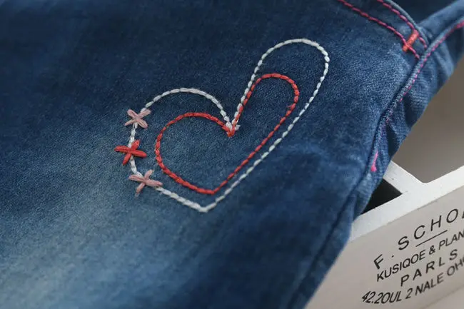 Новое поступление джинсы для маленьких девочек с эластичной талией и вышивкой