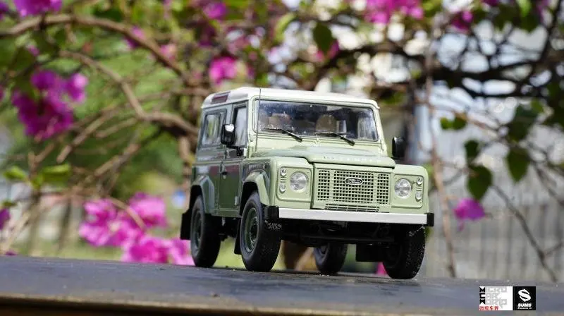 Литая модель автомобиля Почти настоящий Defender 90 Heritage Edition 1:18(зеленый)+ маленький подарок