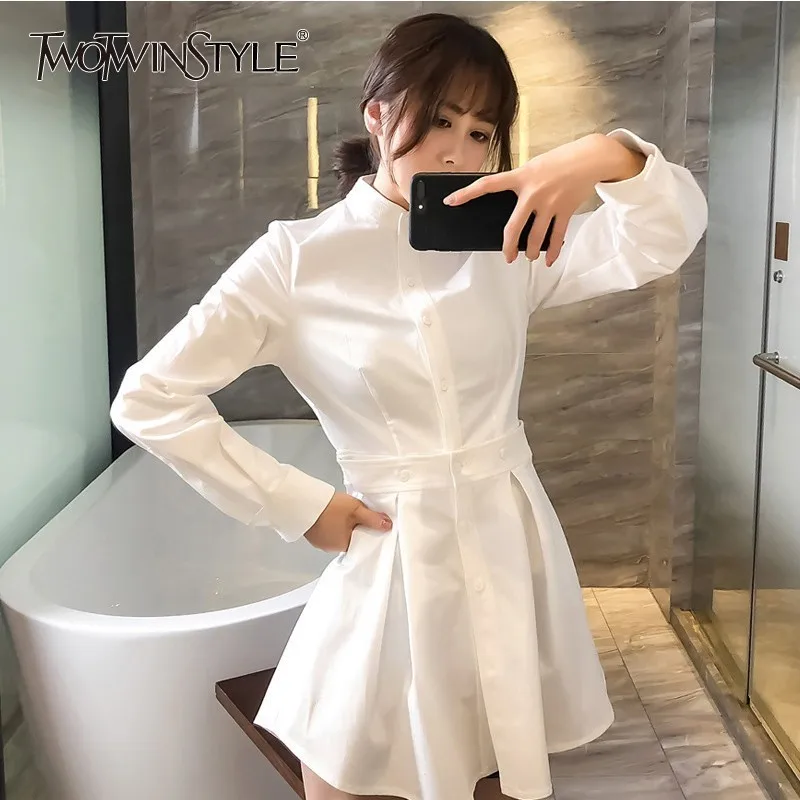 Женское платье с оборками TWOTWINSTYLE белое мини-платье воротником-стойкой и длинным