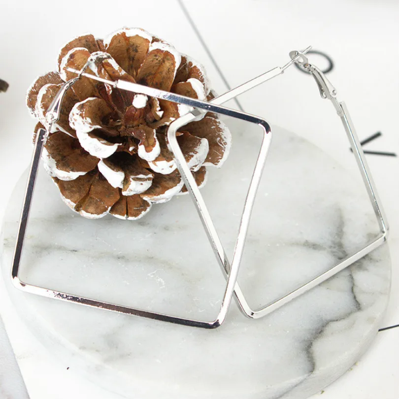 Женские массивные серьги кольца большие круглые из металлического сплава с геометрическим узором для