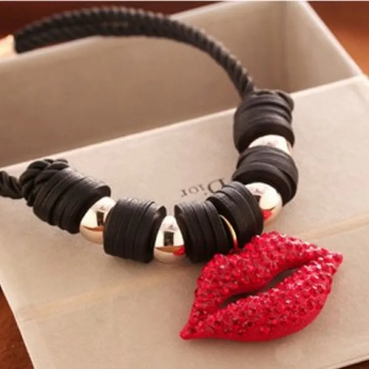 Мода преувеличивать пикантные большие красные губы ключицы цепи подвеска на