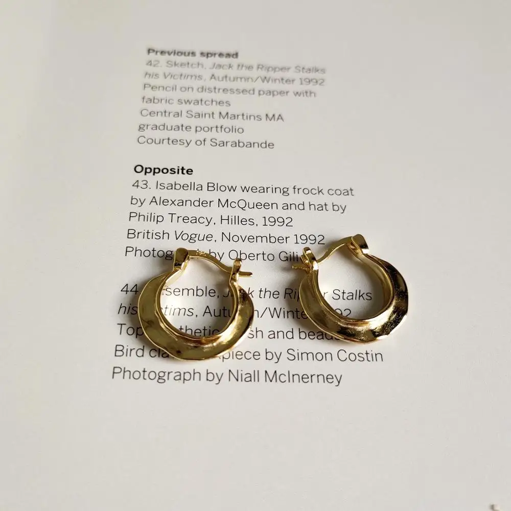 

Инс подлинное серебро 925 пробы золотые нестандартные в виде колец геометрической формы серьги Huggie ювелирные изделия TLE582