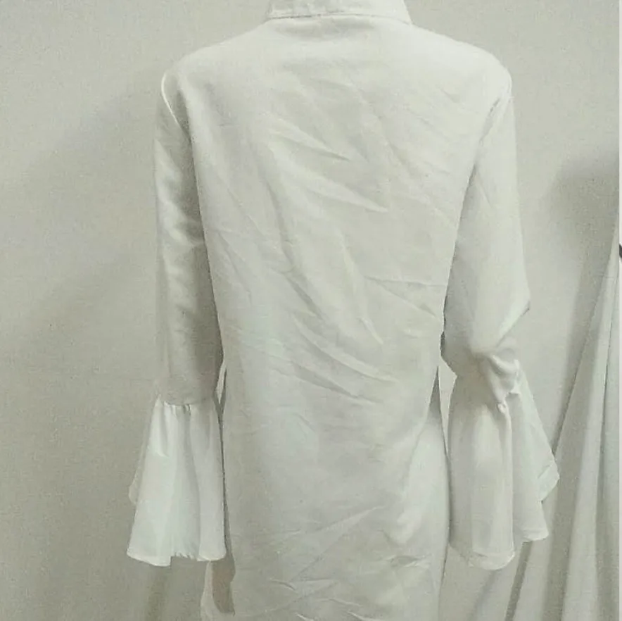 Женская блузка с длинным рукавом белая прямая круглым вырезом повседневная