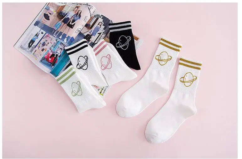 Hot sale! 5 Pairs/lot! Novelty Women Saturn Planet Patterned Crew Socks New Fashion Harajuku Women's Star Striped Skateboar