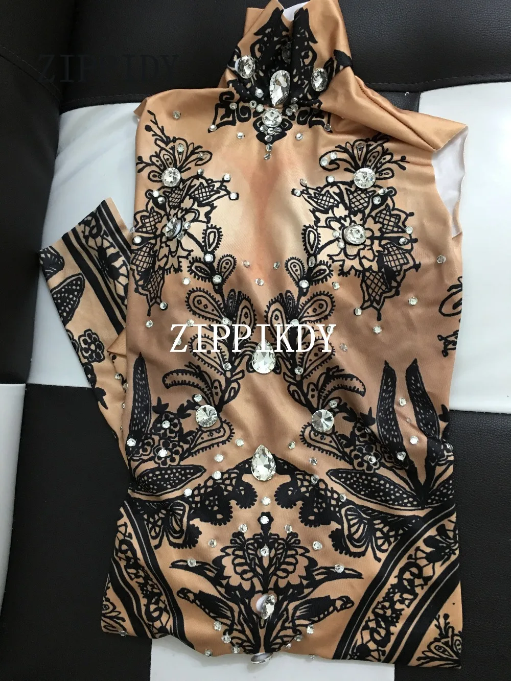 Длинное платье с черным цветочным принтом яркие кристаллы цельное телесное