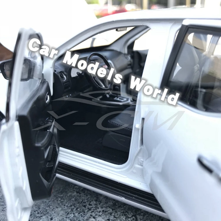 Литая модель автомобиля для Navara пикап 1:18(белый)+ маленький подарок