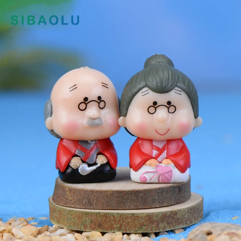 

Миниатюрная фигурка пары старых бабушек, 2 шт., мультяшный свадебный торт, украшение для дома, персонаж аниме, садовые фигурки, экшн-модель ку...