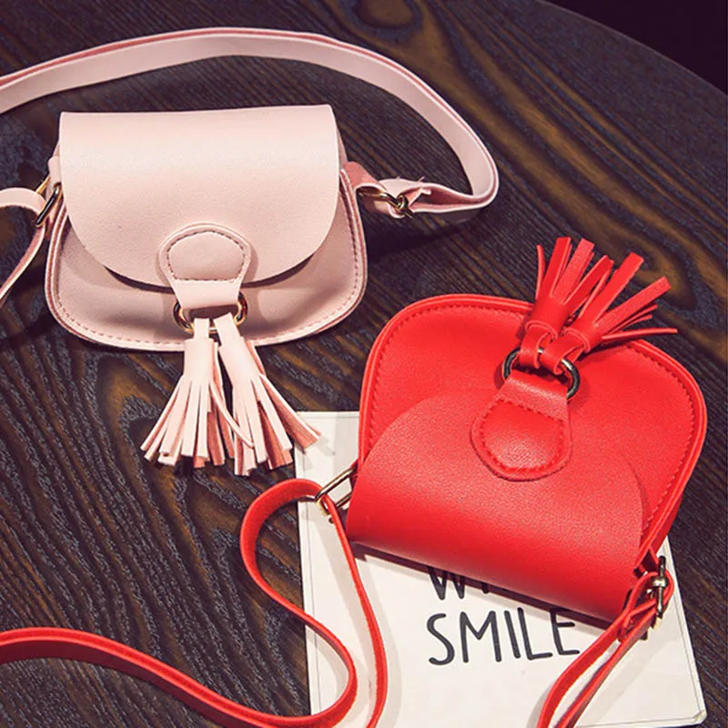 Модная мини женская сумка на плечо кожаная однотонная цветная с кисточками