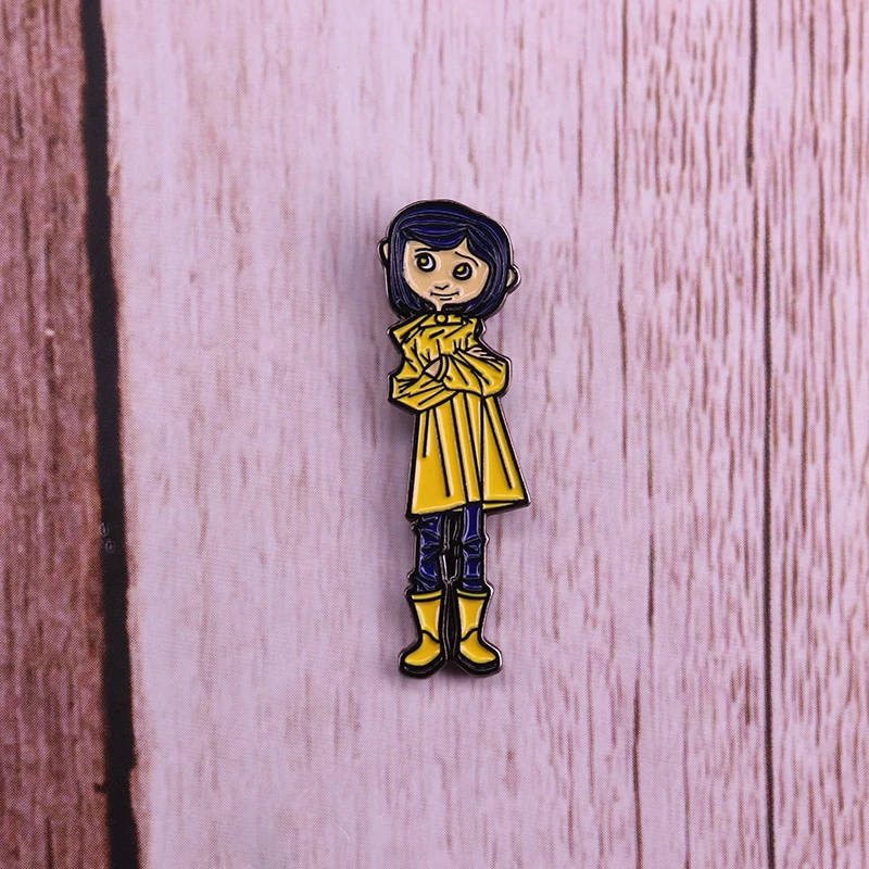 Эмалированная булавка Coraline милая кукла в желтом дождевике брошь страшная