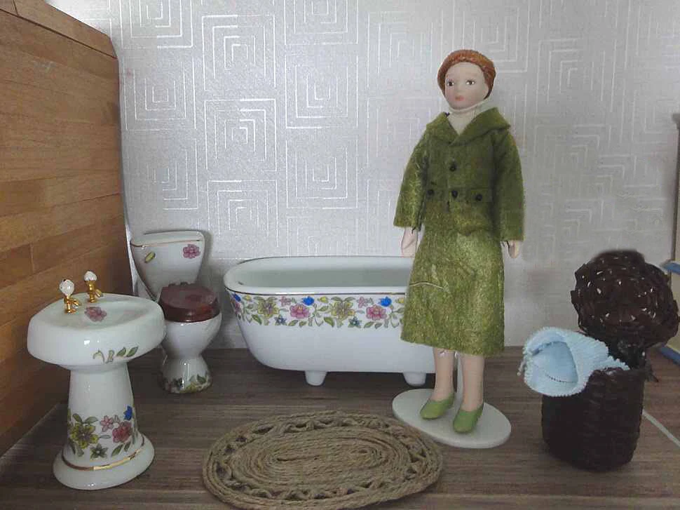 

A03-X016 children baby Toy 1:12 Dollhouse mini Furniture Miniature rement Accessories doll green dress lady 1pcs