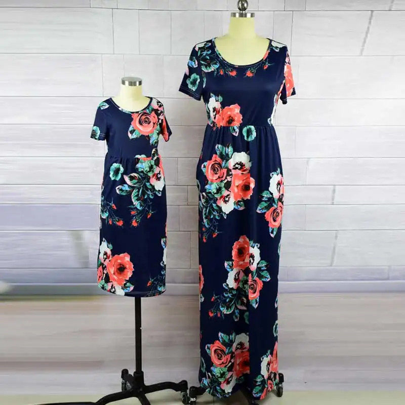 MVUPP платья для мамы и дочки Модная одежда с цветочным принтом и короткими рукавами для мамы и дочки одинаковые комплекты для семьи платье до щиколотки