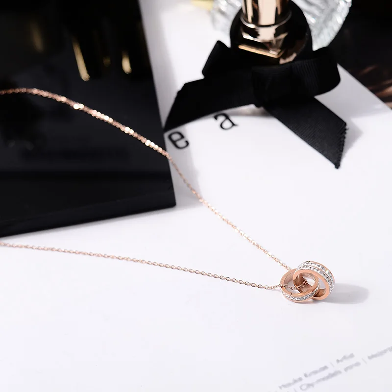 Модное ожерелье YUN RUO с кулоном из двух колец кристаллами цвета розового золота