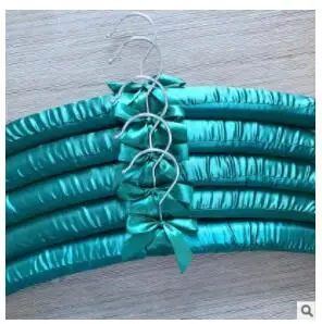 20 dark green Новая атласная мягкая вешалка, шелковая обернутая вешалка для одежды, подвесной серебряный крючок, губчатые вешалки для витрины магазина одежды, вешалки - Цвет: 20 dark green
