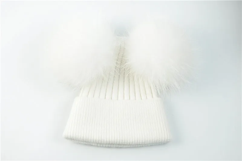 White match fur Зимняя Шапка-бини из натурального меха для женщин, женская двойная шапка с помпоном из натурального меха енота, Вязаная Шапка-бини Skullies с 2 меховыми помпонами - Цвет: White match fur