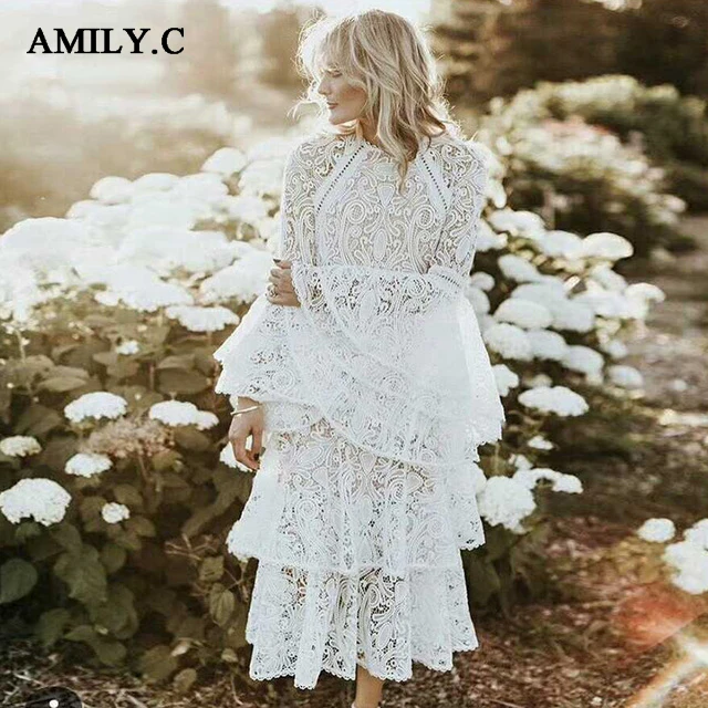 Женское дизайнерское платье Amily.c белое кружевное с расклешенными рукавами и