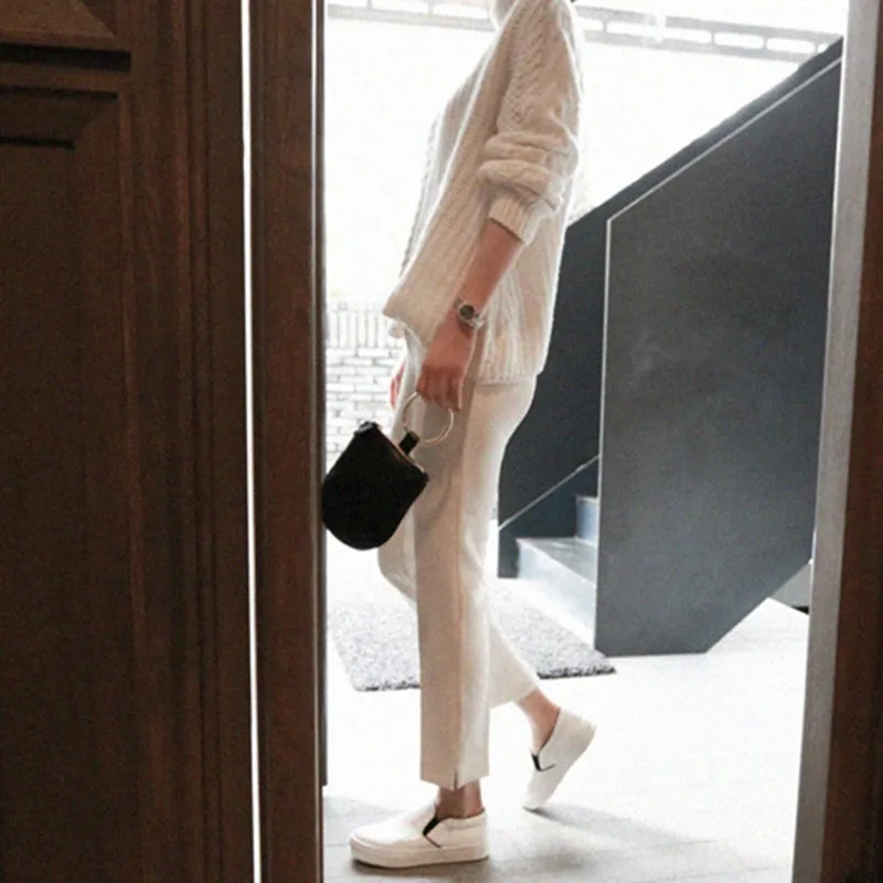 Женский вязаный свитер TWOTWINSTYLE джемпер с открытыми плечами и длинным рукавом