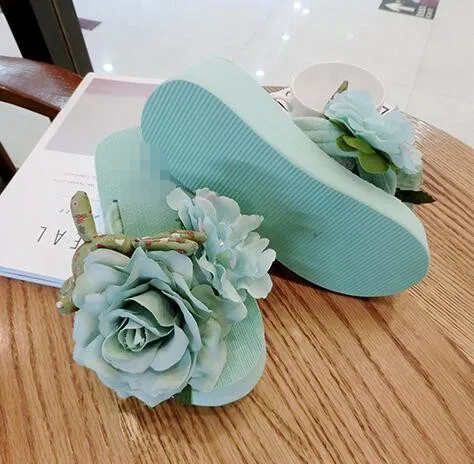 Женские удобные летние пляжные тапочки на платформе с розами женские