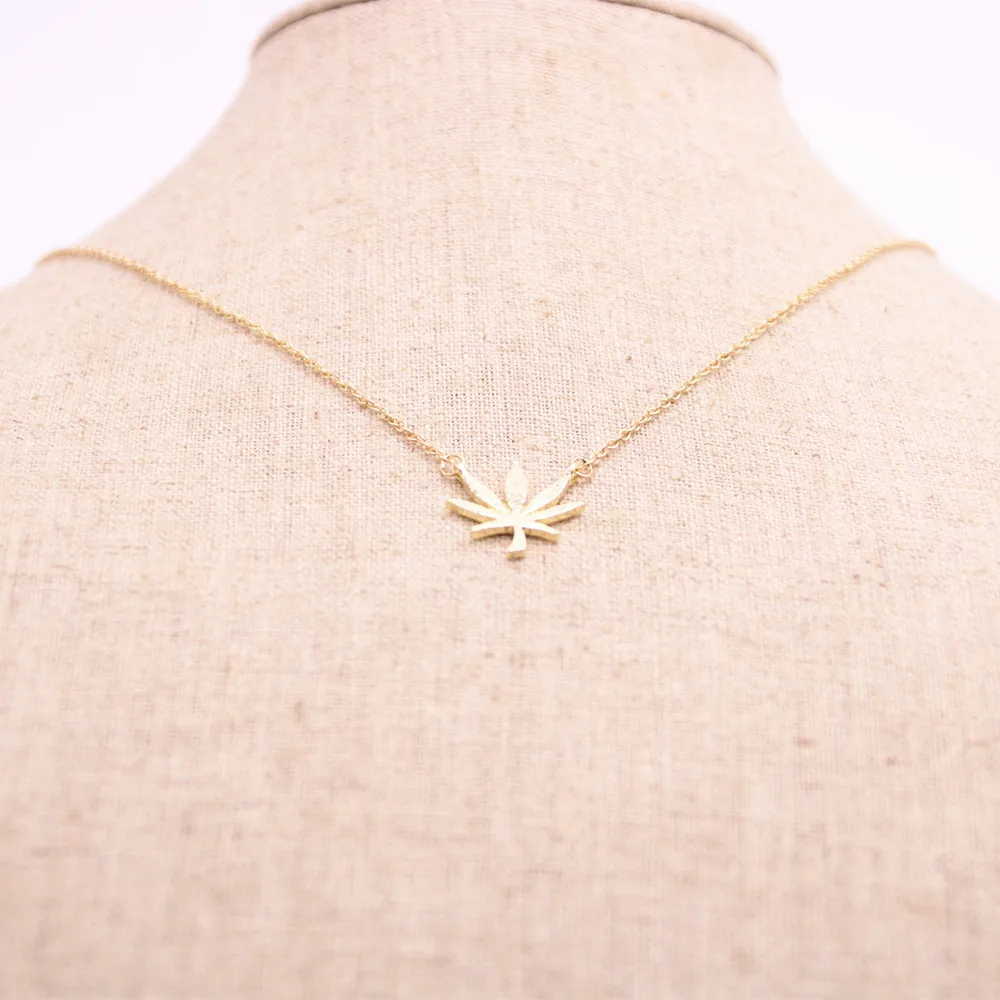 Женское ожерелье с подвеской в виде кленового листа