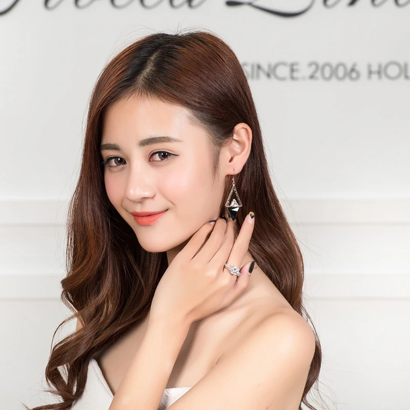 Женские Треугольные Серьги с геометрическим рисунком черные имитацией