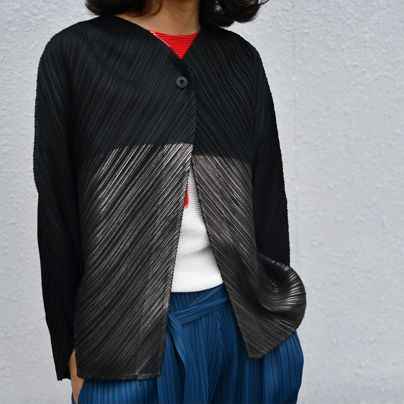 Женская куртка Changpleat черная Свободная с треугольным вырезом большие размеры