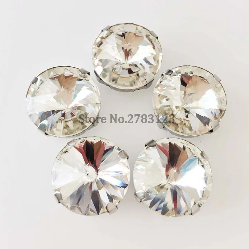Круглые стразы круглой формы белого цвета с четырьмя когтями и серебристым низом