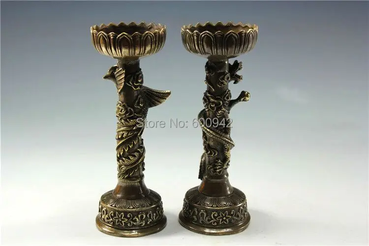 Пара старых медных подсвечников с драконом Фениксом подразумеваемым значением |