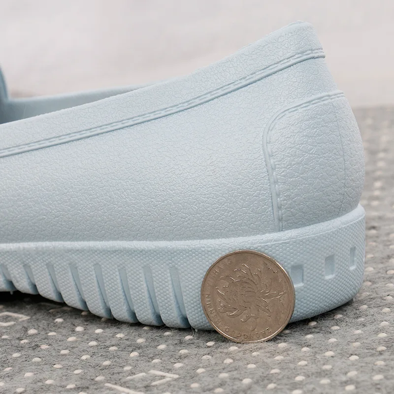 Резиновая обувь с закрытым носком модные резиновые сапоги на плоской подошве