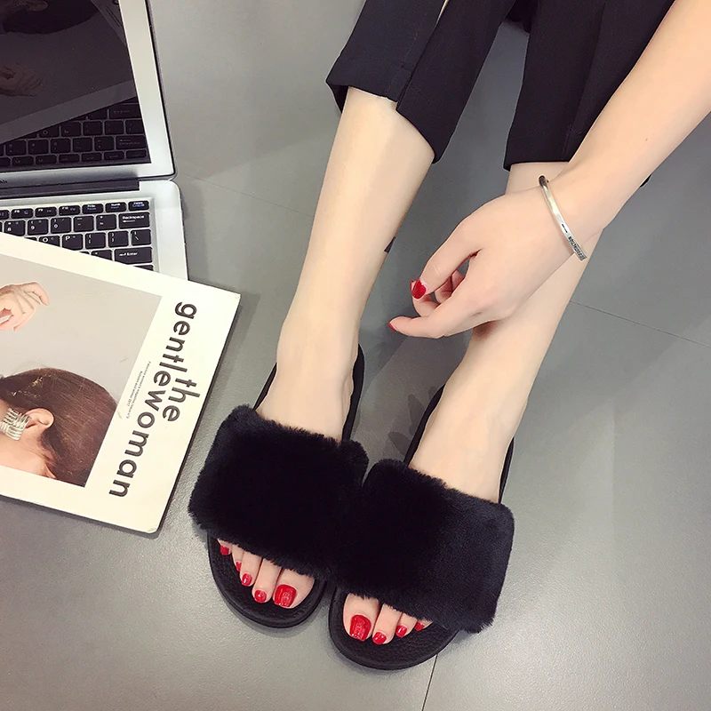 Женские меховые шлепанцы известного бренда дизайнерские с цепочкой и