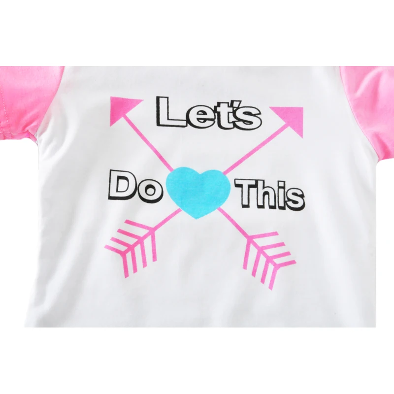 Комплект одежды для девочек из футболки со стрелками и сердечками штанов повязки