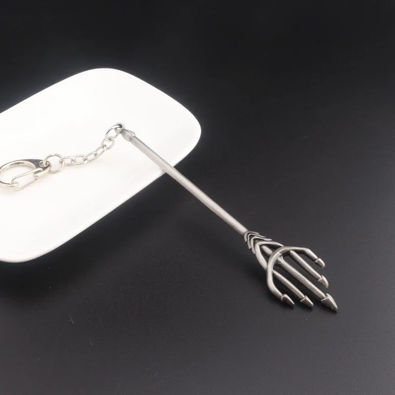 Поступления Аквамен брелок игрушки Trident Книги об оружии Nacklace аксессуары кулон