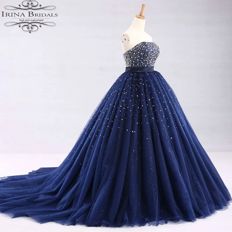 Свадебное платье без рукавов с бисером и жемчугом блестящее темно синее