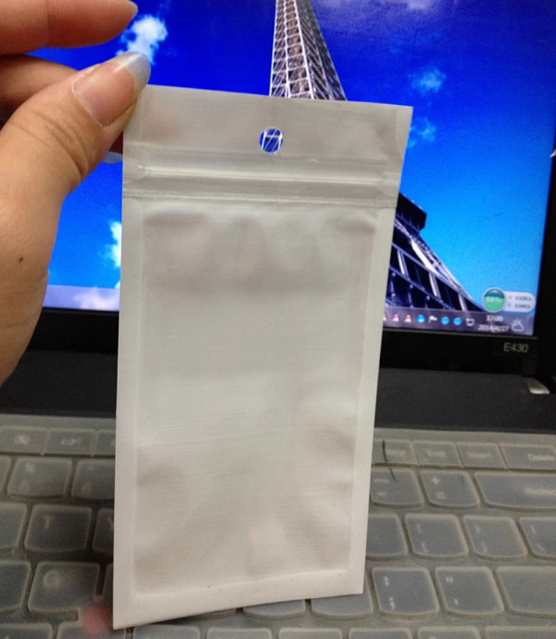 

200 Pieces 100 x 120 MM translucent PE bag of self-sealing plastic translucent PE bag of packaging bags Size 3.35 x 4.33 inch
