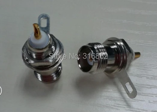 Радиочастота (RF) соединяет электрическую розетку передней панели с разными