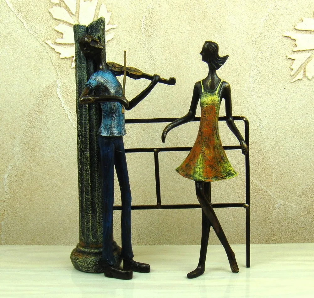 

Retro Wrought Iron Art Proposal Lovers Figurine Abstractive Resin Vintage Couple Statue Decor Souvenir Gift and Craft Ornament
