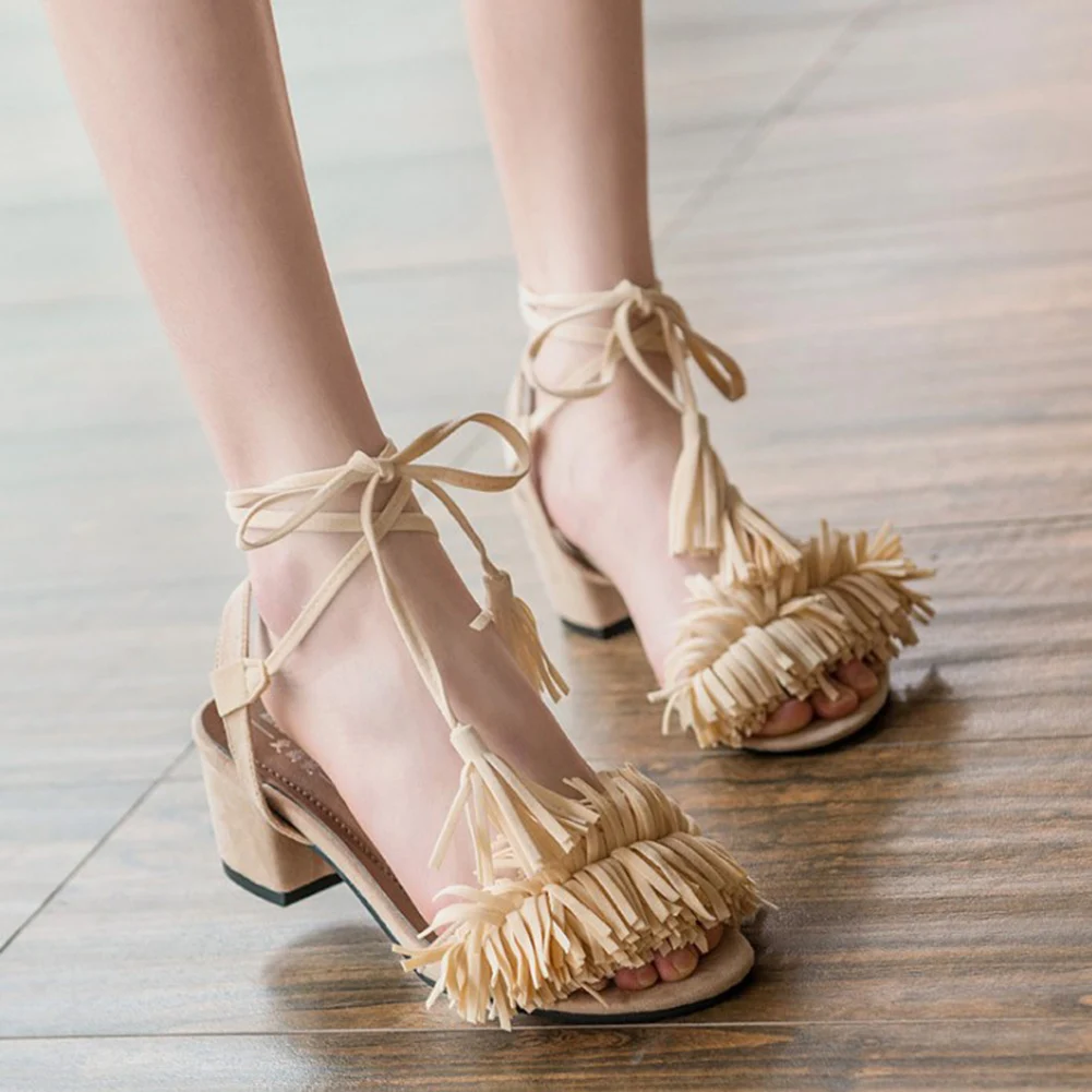 Однотонные туфли на толстом каблуке с открытым носком со шнуровкой бахромой