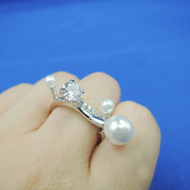 Высококачественное элегантное кольцо с искусственным жемчугом и кристаллами