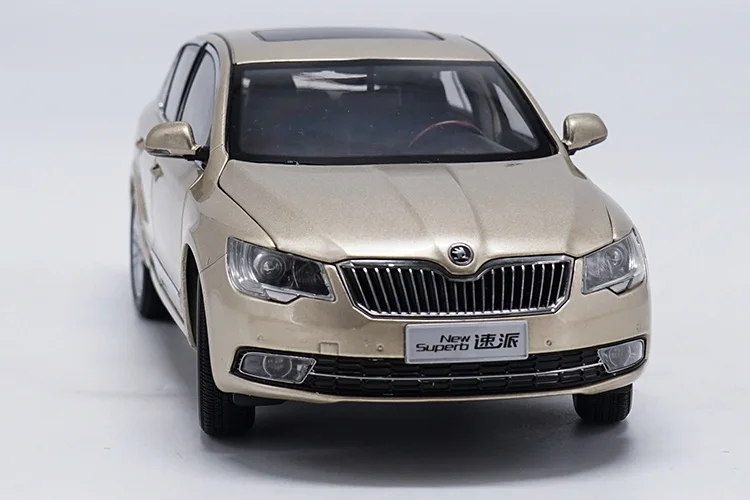 Оригинальная коробка, новинка, 1:18, Skoda, литая под давлением металлическая модель автомобиля, игрушка для детей, подарки, коллекция игрушек